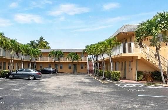 3rd image of 4061 N Dixie Highway #1