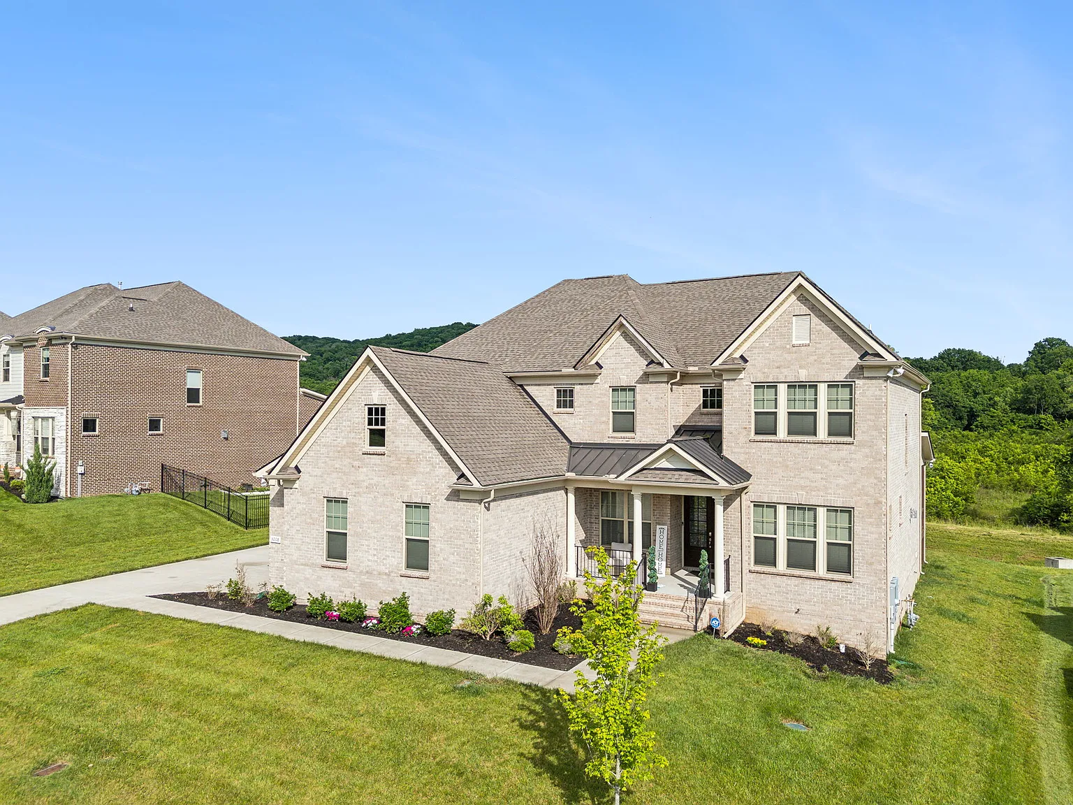 5 bed, 3.5 bath, 4390 sqft, $6,500 — Photo 1