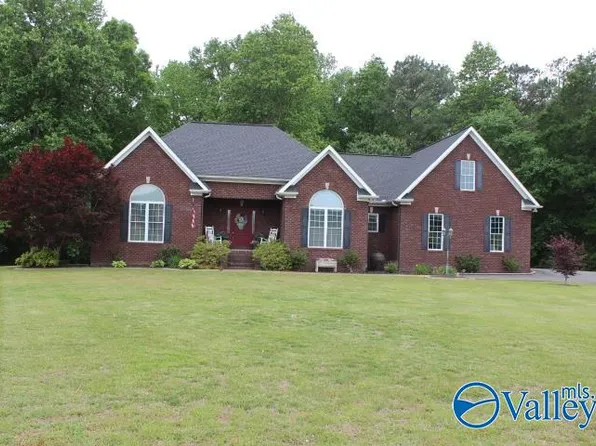 152 West Dr, Fyffe, AL 35971