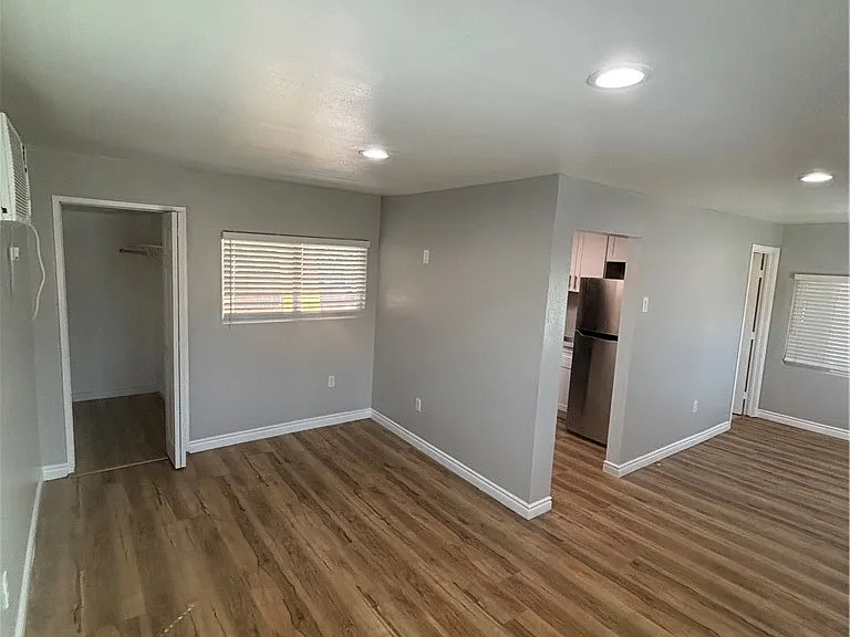 11405 Walnut St — Photo 3