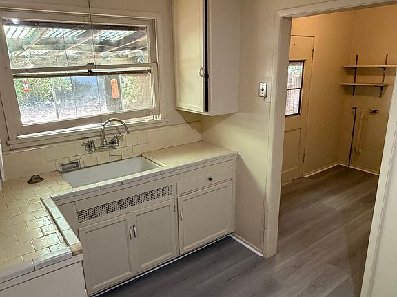 4th image of 2404 Cooley Pl