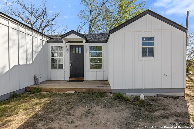 3 bed, 2.0 bath, 1074 sqft, $1,600 — Photo 3