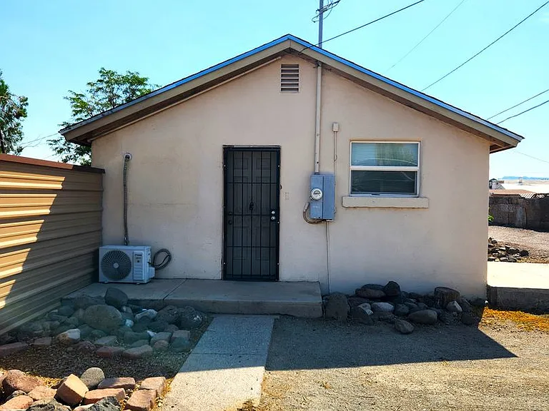 1037 Brownlee Ave — Photo 2