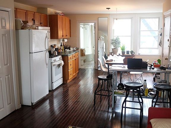 3rd image of 300 Ainslie St #2