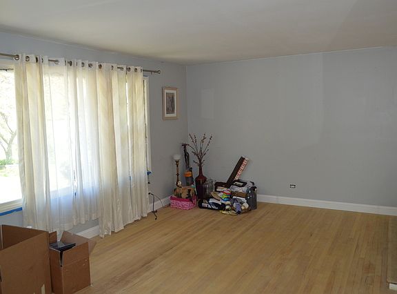 3rd image of 831 E Gardenia Ln