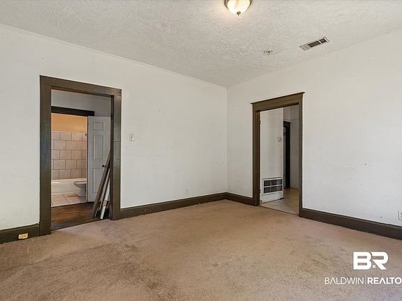 4th image of 672 Burden St
