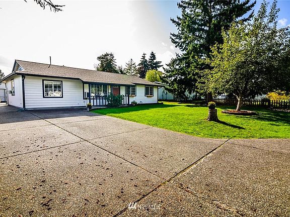 3rd image of 1015 NW Kingsview Ct
