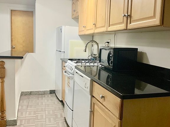 2nd image of 242 E 50th St #B12