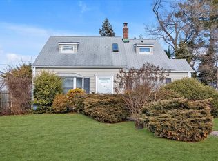 25 Moss Ln, Levittown, NY 11756