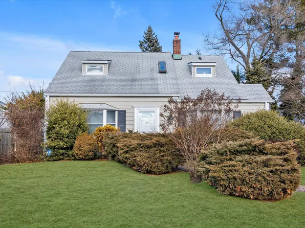 25 Moss Lane, Levittown, NY 11756