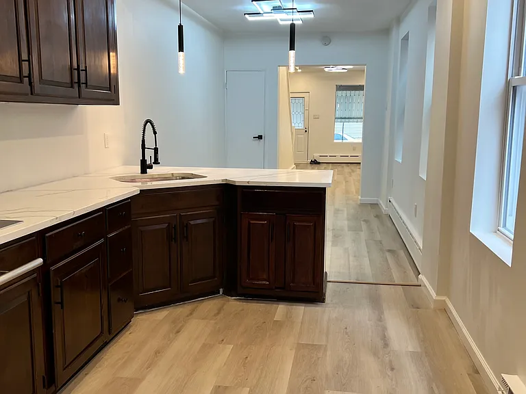 525 Perry St — Photo 11