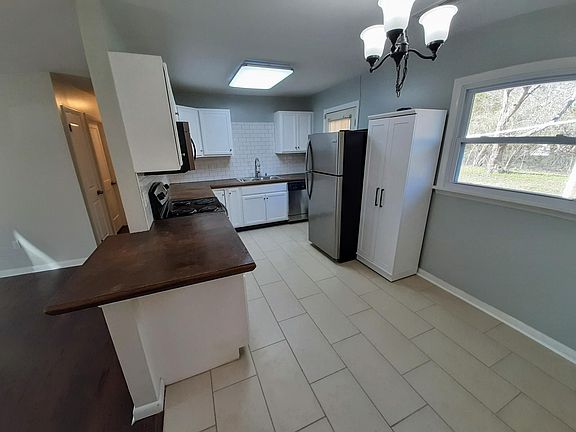 5th image of 231 Sprucewood Dr