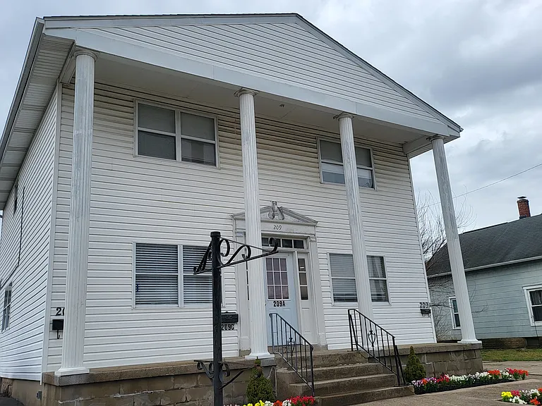 209 E Main St — Photo 2