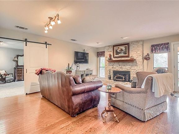 5th image of 3008 E Palm Valley Blvd