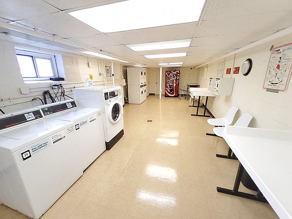 5th image of 2330 Linwood Ave APT 2D