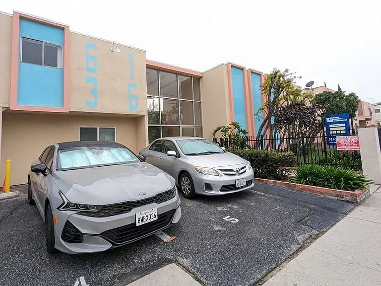 6136 Fulton Ave #9 — Photo 2