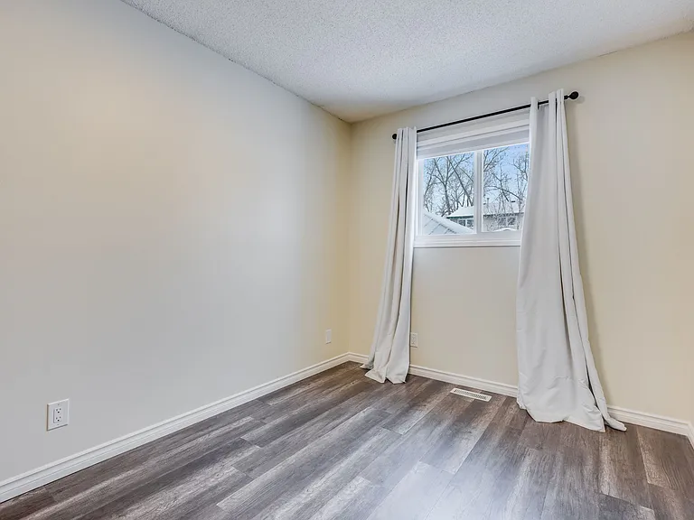 63 Woodglen Close SW — Photo 11