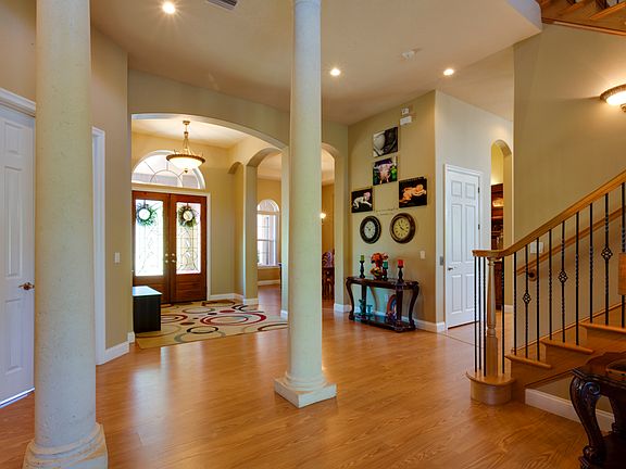 Foyer - Vaulted ceilings 