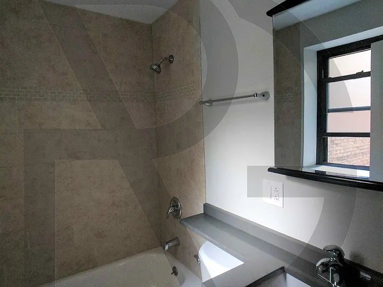 423 W Roscoe St #3 — Photo 11