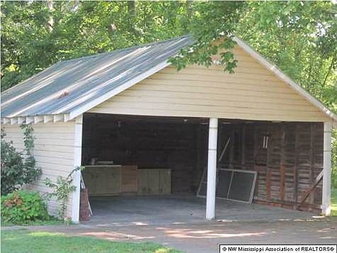 Detached garage