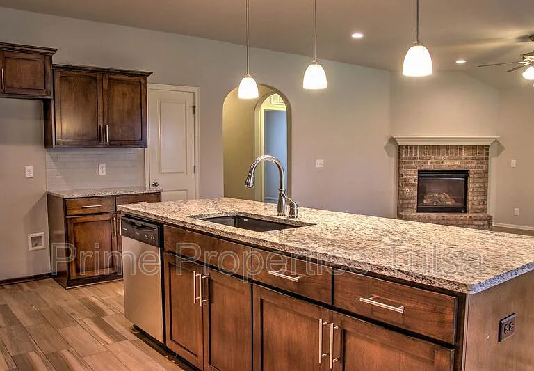 3208 W Fredericksburg St — Photo 9