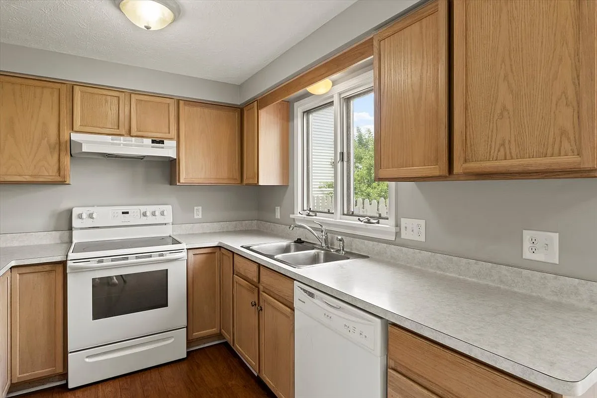 3 bed, 1.5 bath, 1360 sqft, $2,495 — Photo 2