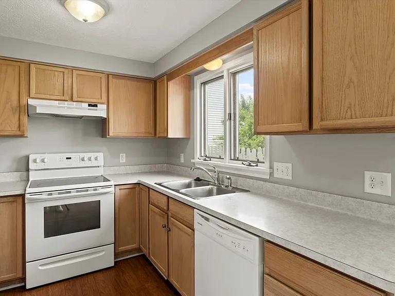 186 Carmel Ct — Photo 2