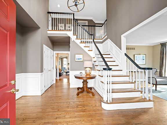 3rd image of 716 Regency Hill Dr
