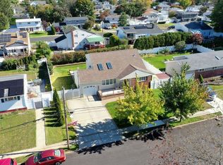 31 Pasadena Dr, North Babylon, NY 11703