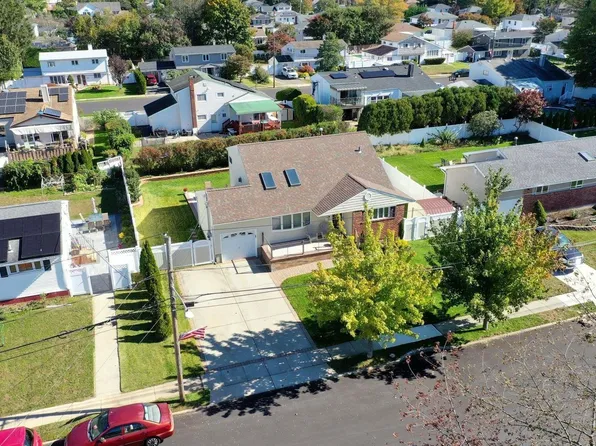 31 Pasadena Drive, North Babylon, NY 11703