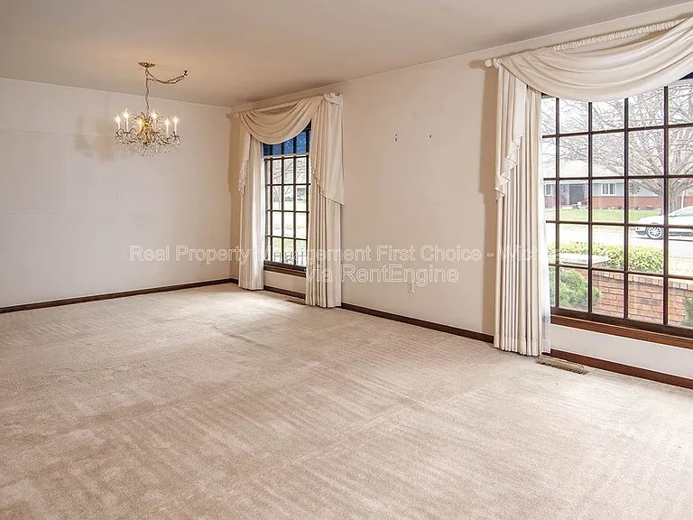244 N Live Oak Ln — Photo 5
