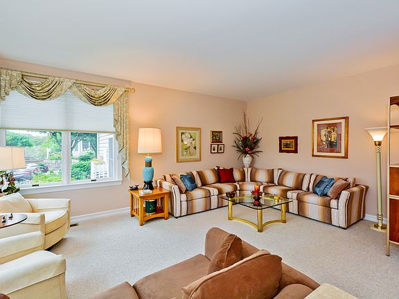 3rd image of 29 Country Club Ln
