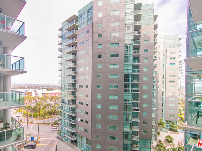 13700 Marina Pointe Dr #1027 — Photo 9