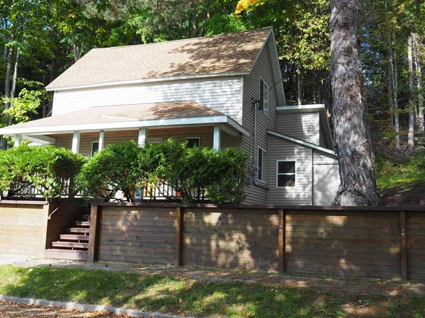 10812 Platte St, Honor, MI 49640