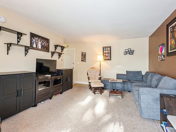 3rd image of 2025 Country Club Dr APT 15