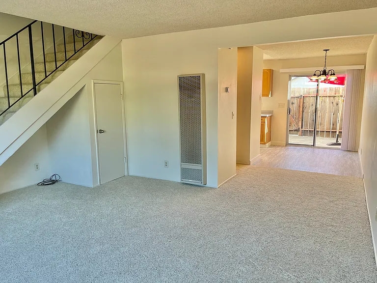 202 E J St #6 — Photo 3