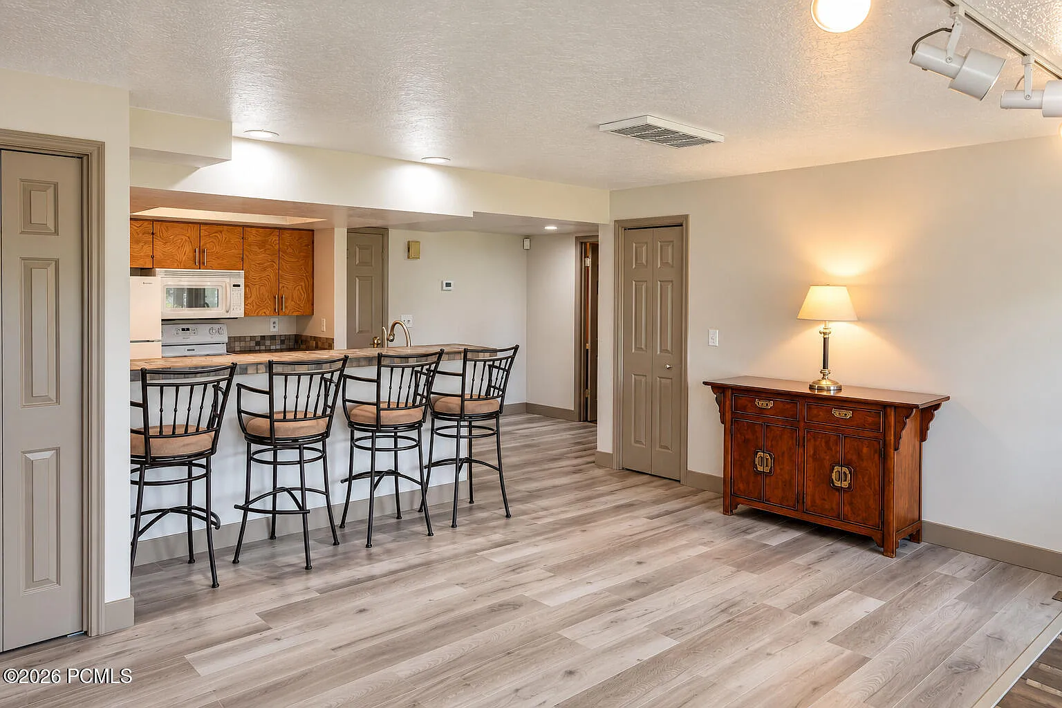 2 bed, 2.0 bath, 1400 sqft, $3,000 — Photo 4