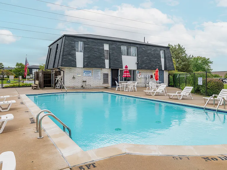 Riverside Village Apartments — Photo 113