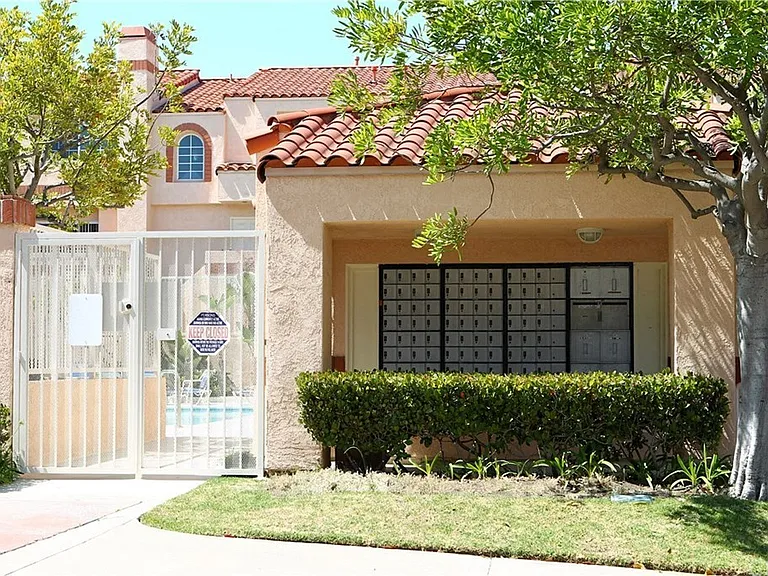 3101 Plaza Del Amo — Photo 3