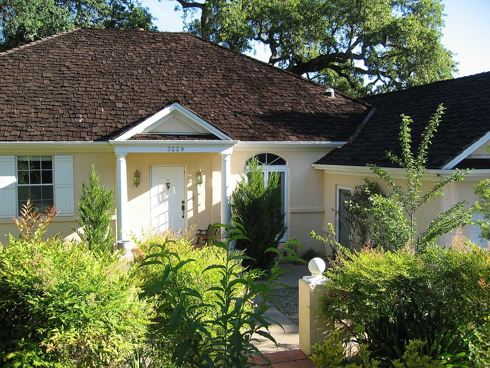 3229 Oxford Rd House