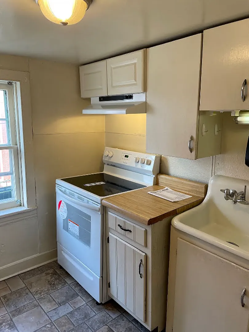 105 S Church St — Photo 3
