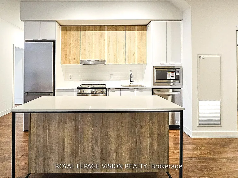 5105 Hurontario St #426 — Photo 16