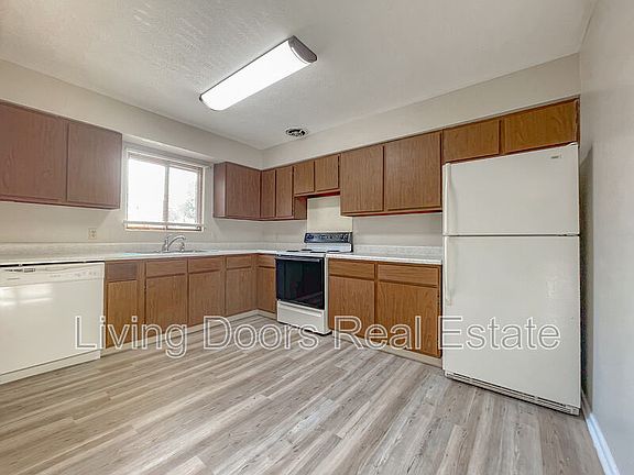 2nd image of 4711 Gladstone St