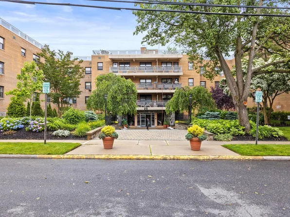 25 Park Place #3K, Great Neck, NY 11021