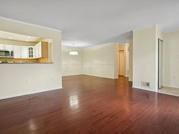 4th image of 14 Walnut St