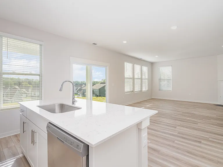 585 Lyness Dr — Photo 9