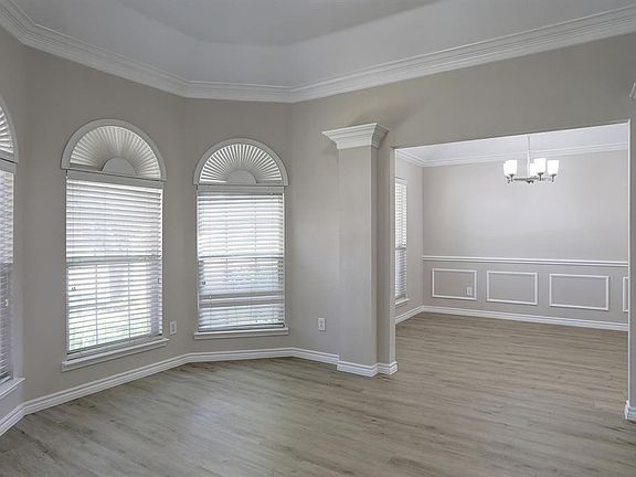 3rd image of 1319 Canterbury Dr