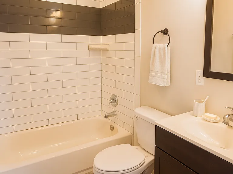 1337 W 36th Pl — Photo 3