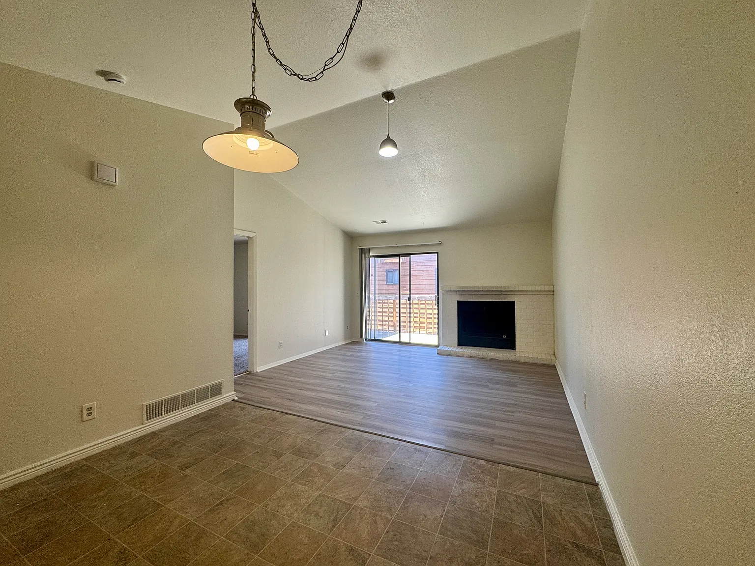 2 bed, 940 sqft, $1,555 — Photo 4