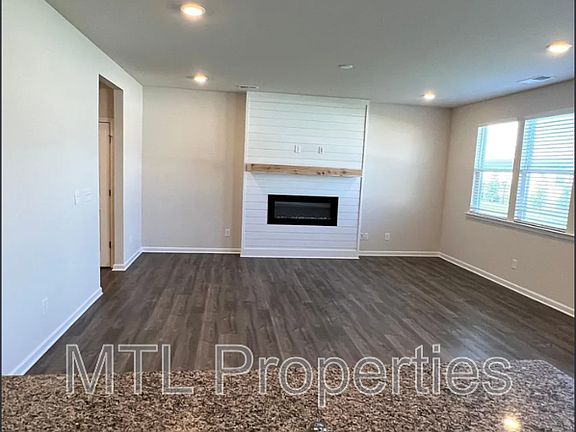 4th image of 2011 Weddington Pointe Dr